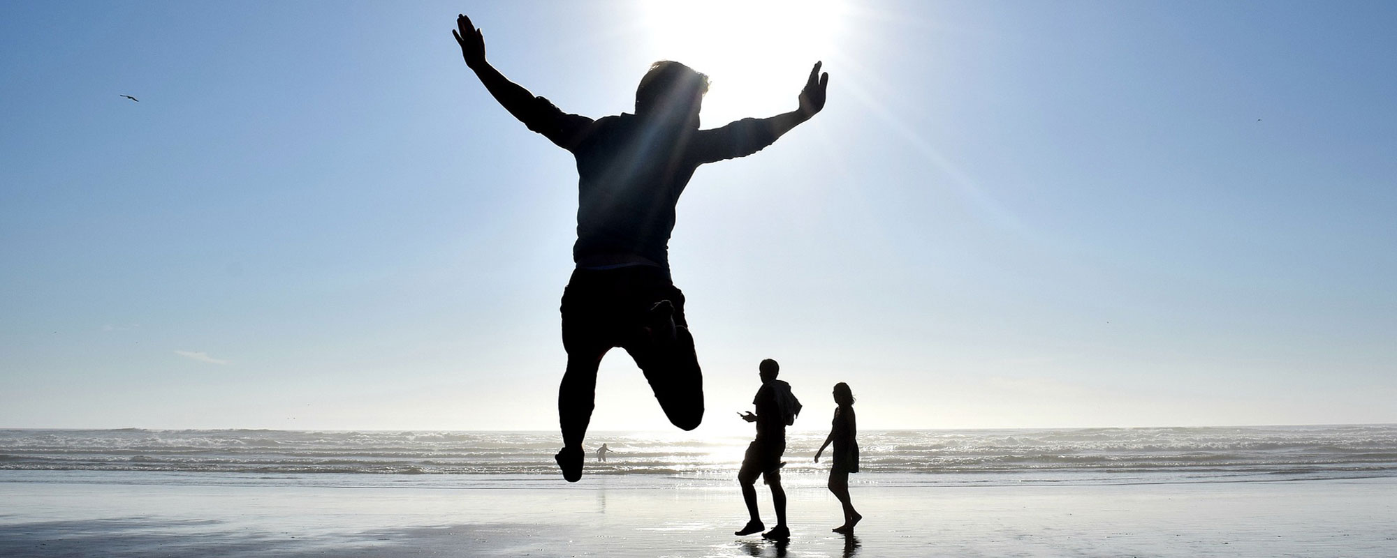 Springender Mann am Strand