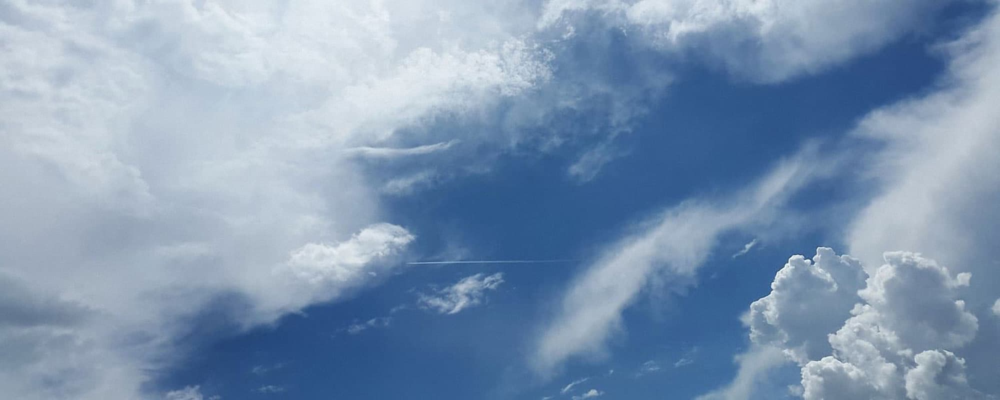 Himmel blau mit Wolken